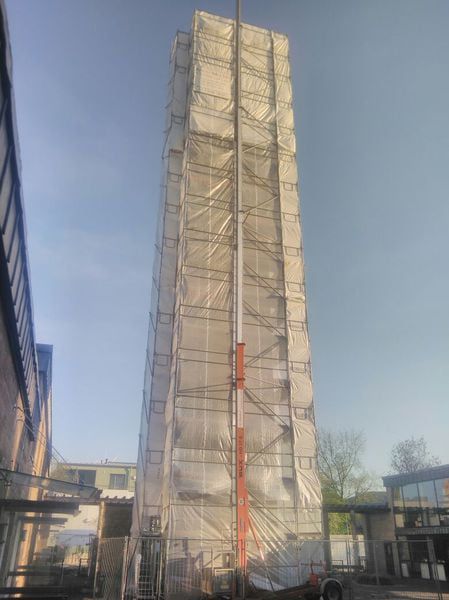 Eingehaustes Gerüst zwischen zwei Gebäuden, vom Boden aufgenommen